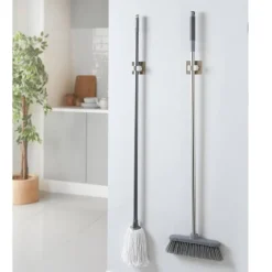 Accroche balai x2 auto adhesif