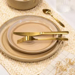 Assiette plate beige avec nuance