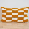 Coussin tufte 50x30 ocre