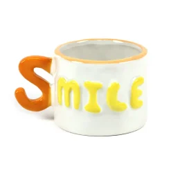 Tasse avec mot et anse lettre